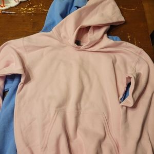 2 Gildan sweatshirts